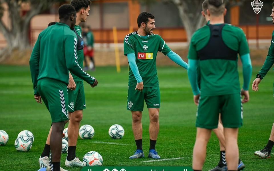 La primera plantilla del Elche suspende el entrenamiento previsto para ...