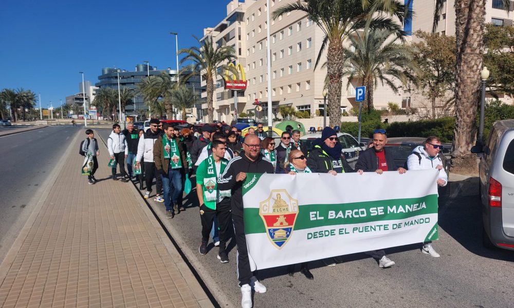 Medio centenar de aficionados del Elche CF muestran su descontento con ...