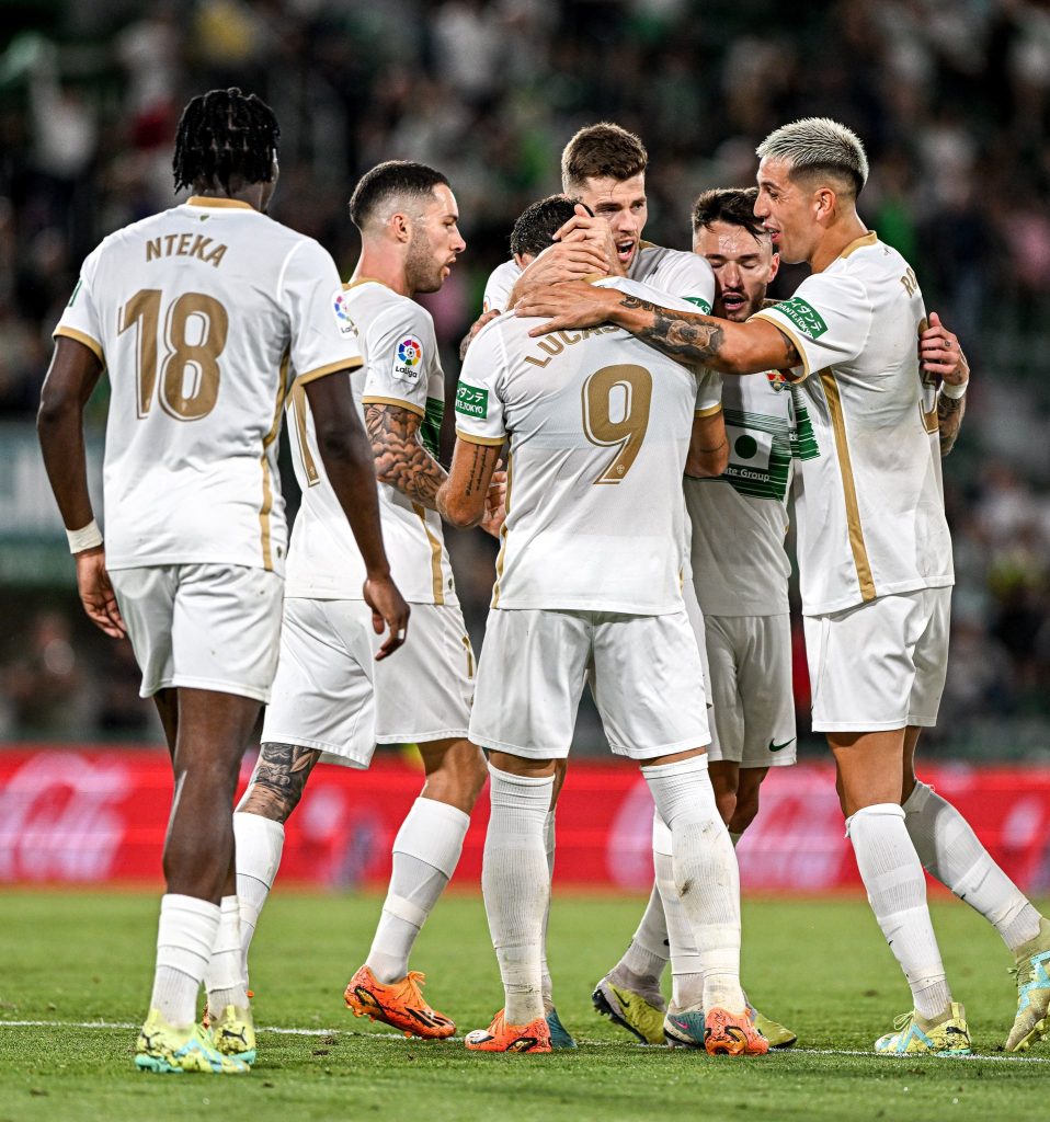 La plantilla del Elche CF se marcha de vacaciones - TeleElx