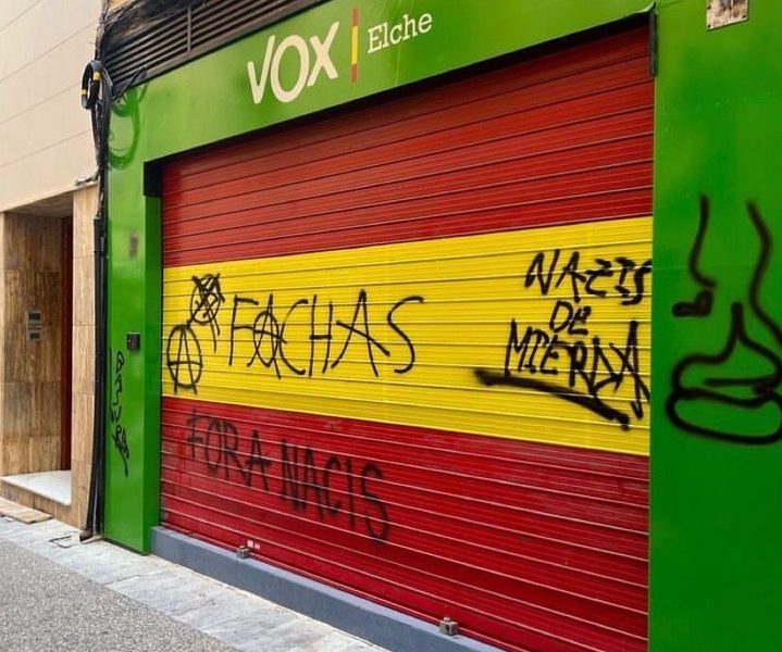 La sede de Vox aparece con pintadas ofensivas de “Nazis” y “Fachas ...
