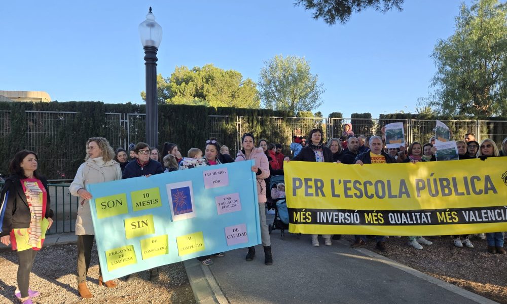 La comunidad educativa de la Escuela Infantil La Alborada protesta ante ...