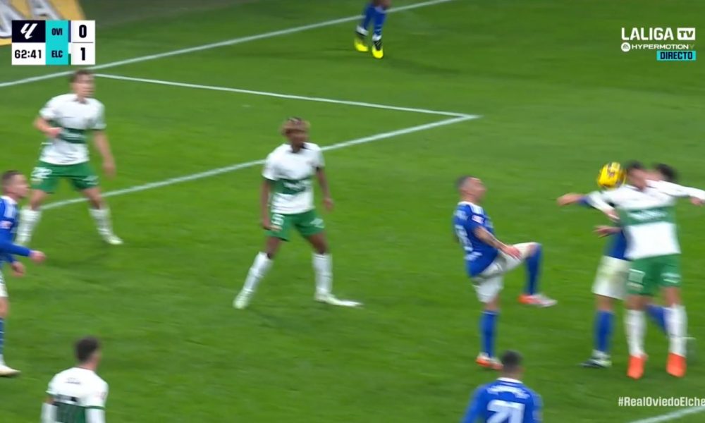 La afición del Elche estalla tras el polémico penalti sufrido en Oviedo ...
