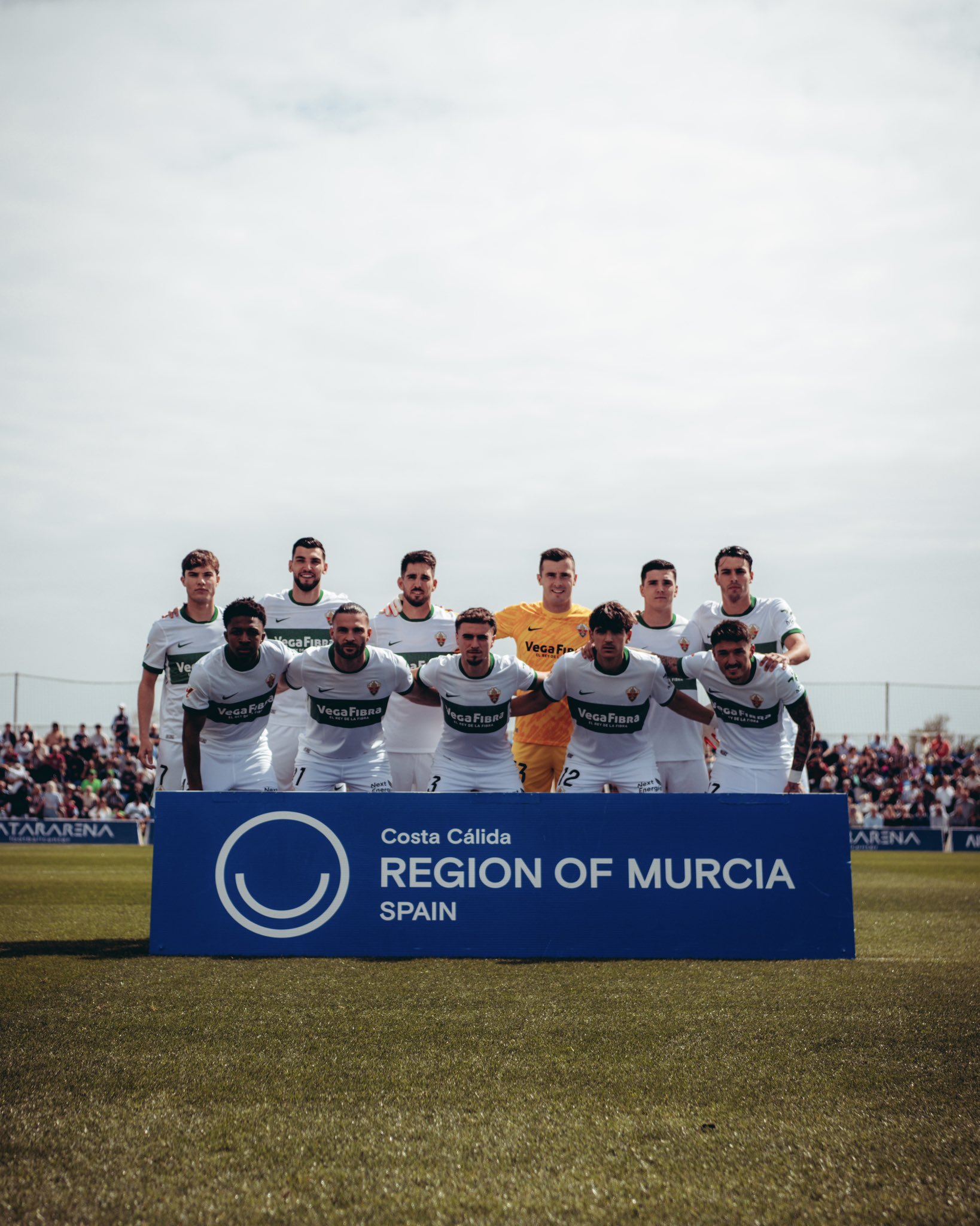 El Elche remonta al Aston Villa y suma rodaje en el parón internacional (2-1)