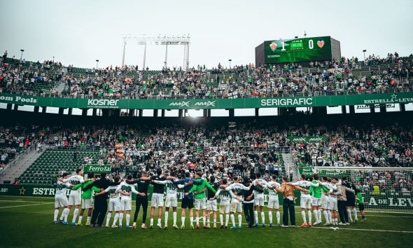 La victoria clave del Elche en el derbi no le da para salir del descenso, pero le mantiene en la pelea