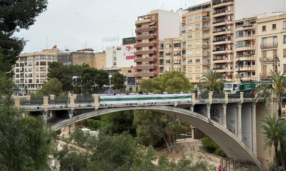 La franja verde atraviesa Elche antes del trascendental partido ante el Alavés