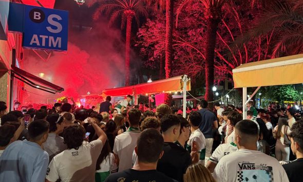 Miles de ilicitanos celebran en La Glorieta y el Martínez Valero la permanencia