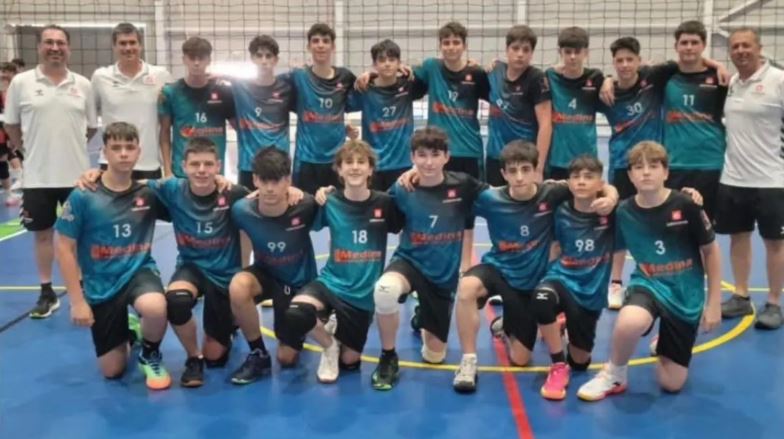 El equipo infantil masculino del CD Salesianos Elche, subcampeón de España de voleibol