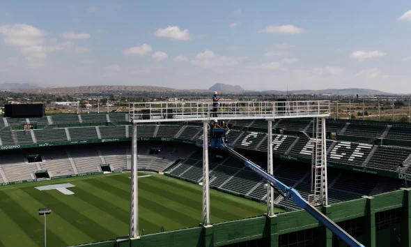 El Elche C.F. renueva íntegramente la iluminación del terreno de juego del Martínez Valero